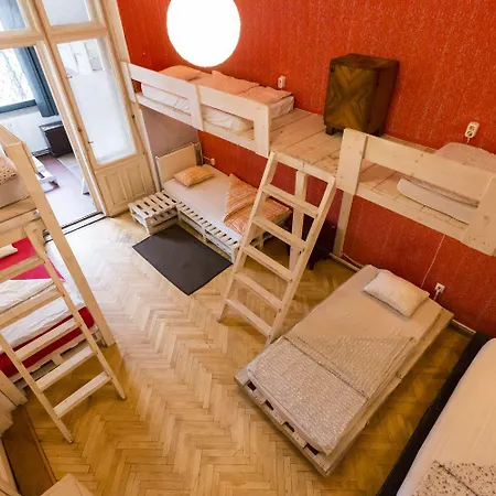 بيت شباب Baroque & Coworking