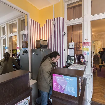 Baroque & Coworking Hostel *