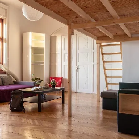 Baroque & Coworking Hostel *