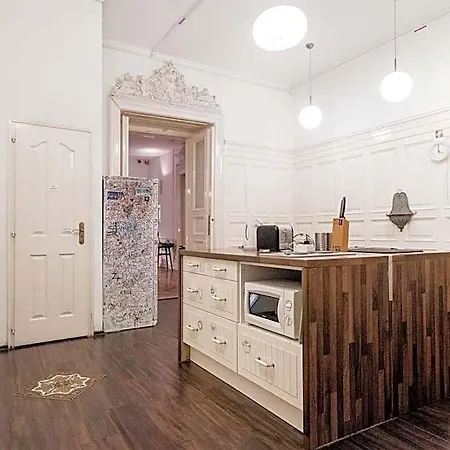 Baroque & Coworking Hostel *