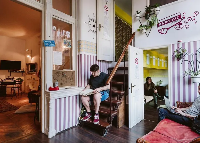 Hostal Baroque Hostel&coworking *