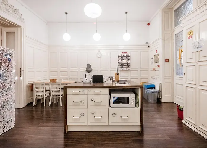 Hostel Baroque & Coworking *