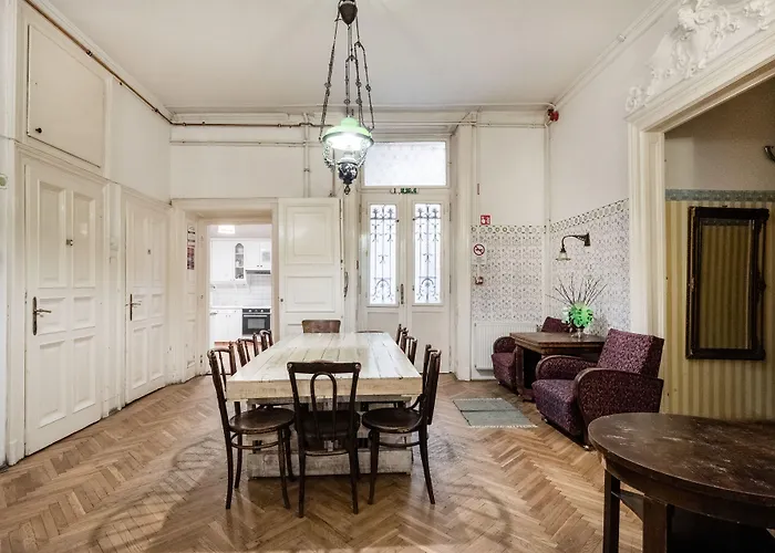 Hostal Baroque Hostel&coworking