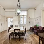 Hostal Baroque Hostel&coworking