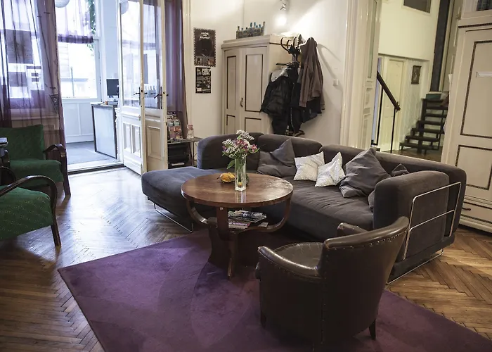 Hostel Baroque & Coworking *